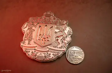 Магнієве кліше (Україна) поруч з монетою